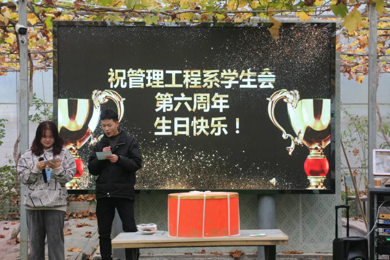 广式仪式感,广州市民茶楼观看阅兵直播